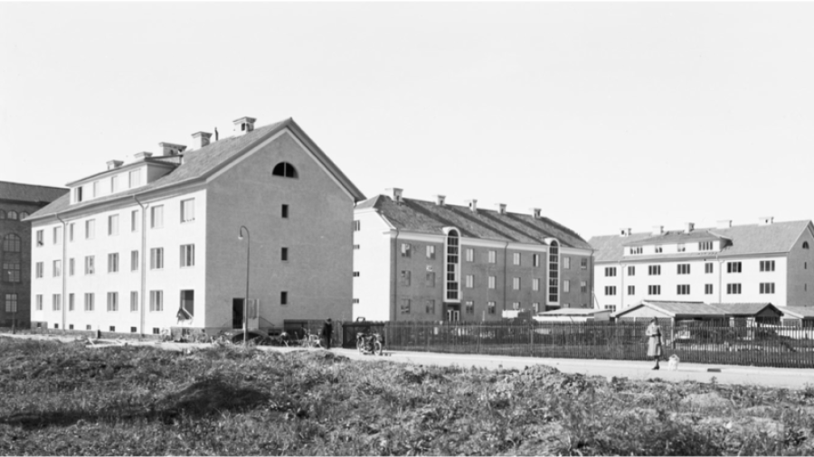 Brf Ulls tre hus nybyggda 1931. Nuvarande St Olofsgatan, då Jernbrogatan, i förgrunden. I hörnet av Jernbrogården inrättas en mjölkaffär. 